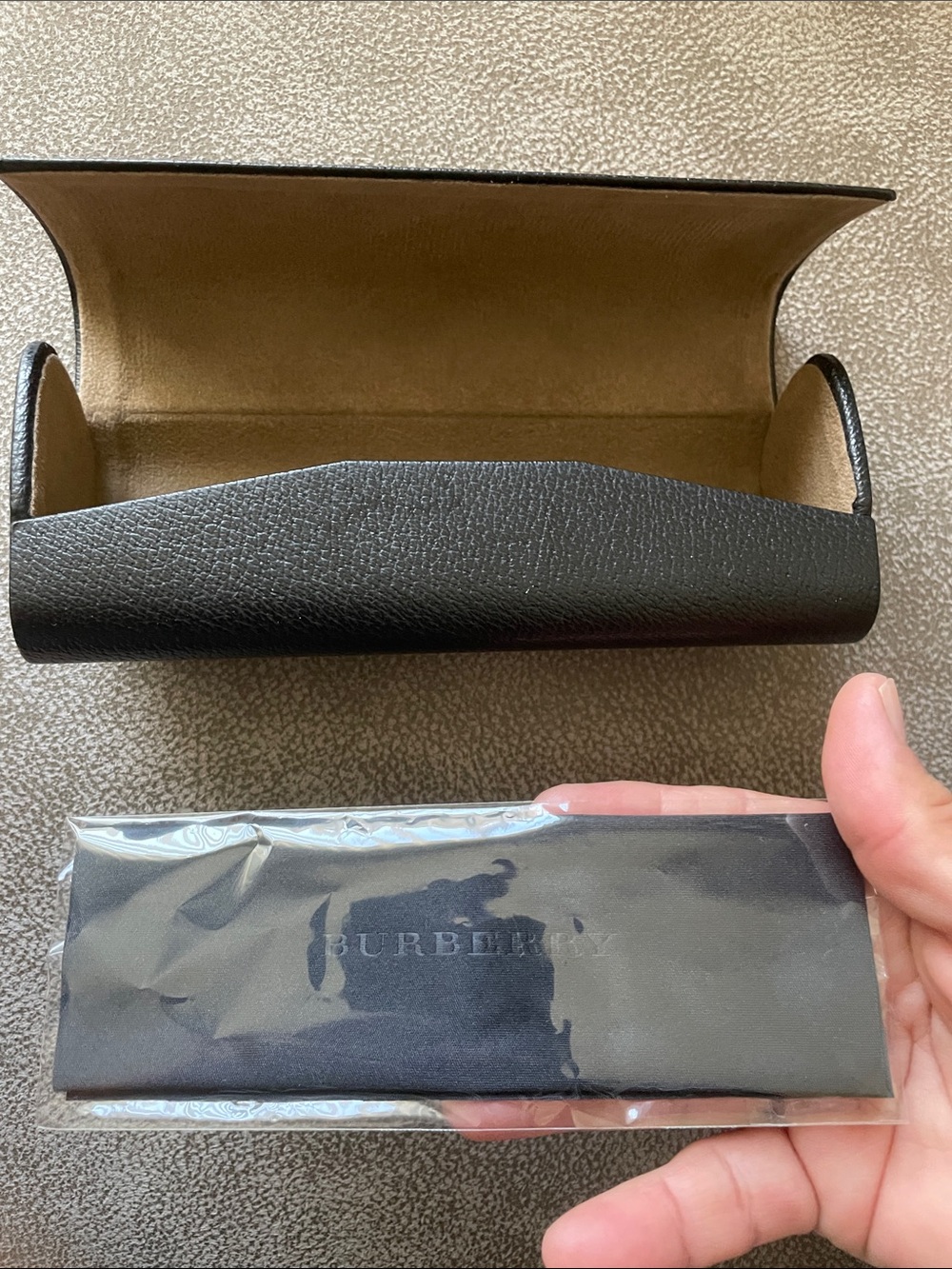 Burberry sunglasses leather case - Picture 3 of 4